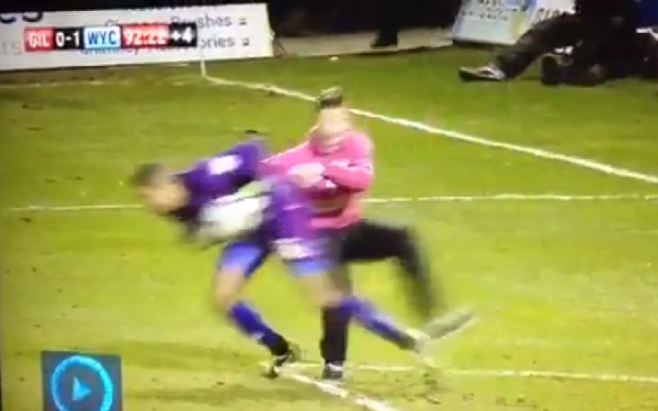 ВИДЕО: Идиотско нападение на фен над вратар в Англия