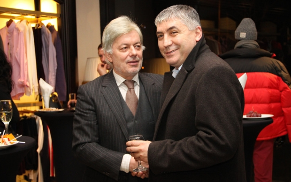 СНИМКИ: Антон Генов и Вальо Михов се заинтригуваха от плат със златни нишки