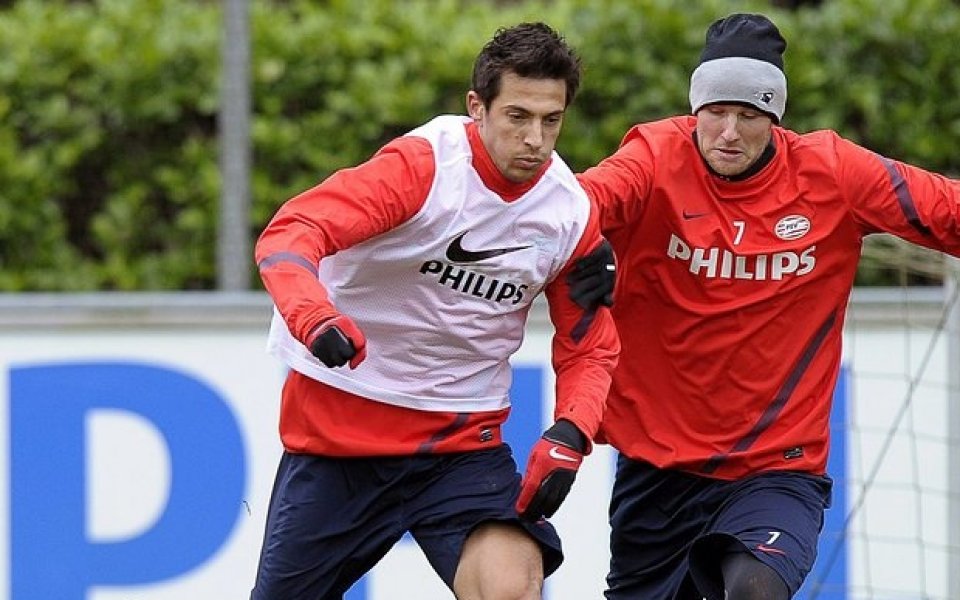 Дебютът на Манолев за Фулъм се отлага