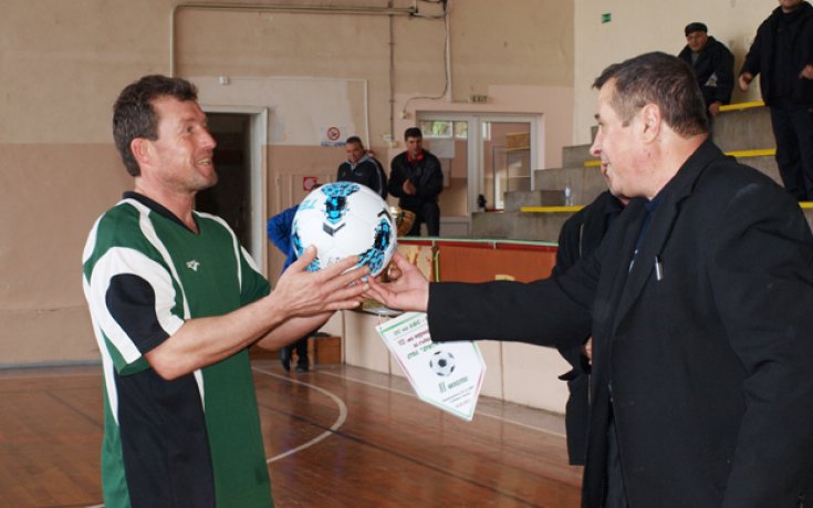 Реферите от Силистра  с купа от футболен турнир