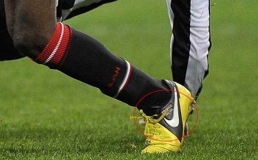 Мама и татко носят късмет на Марио Балотели в Милано