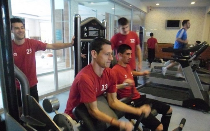 СНИМКИ: Проливен дъжд измести сутрешната тренировка на Локо Пд във фитнеса