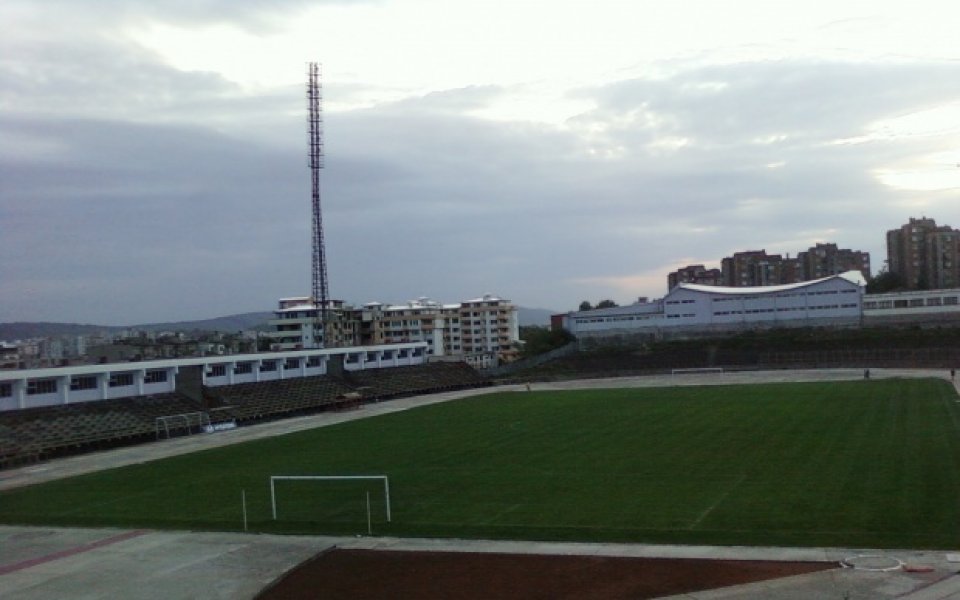 Започва ремонт на терена на стадион 