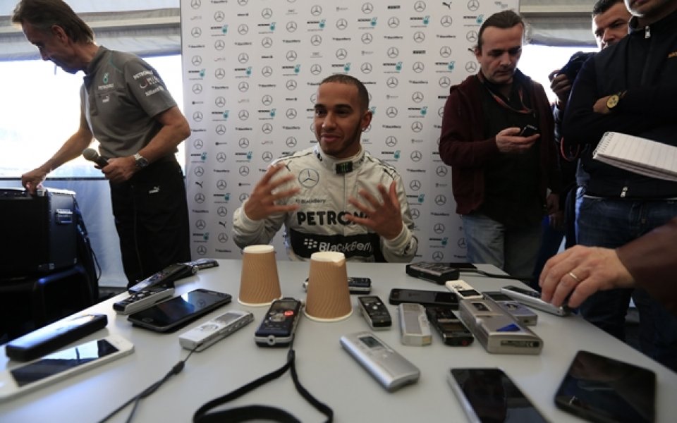 Хамилтън втрещен от многото бутони по волана си