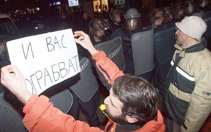 Бивш футболист на Спартак Варна намушкан с нож на протестите във Варна