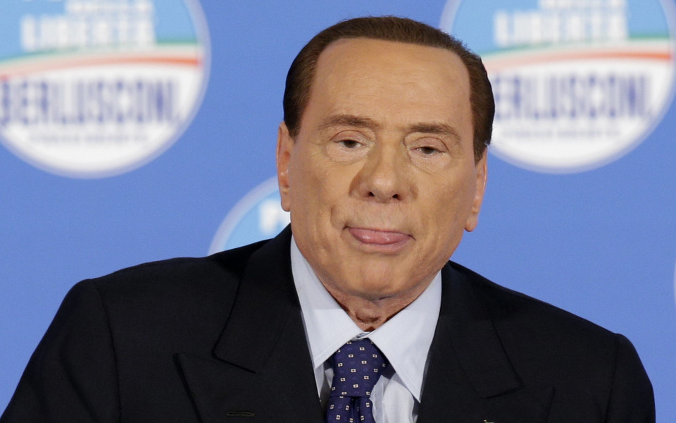 ВИДЕО: Секс шегичка подхлъзна Берлускони