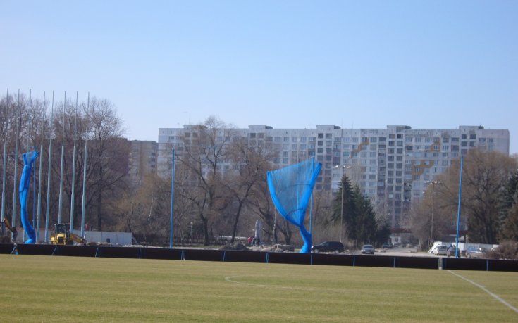 СНИМКИ: На Герена слагат сини предпазни мрежи и чакат лиценз за стадиона