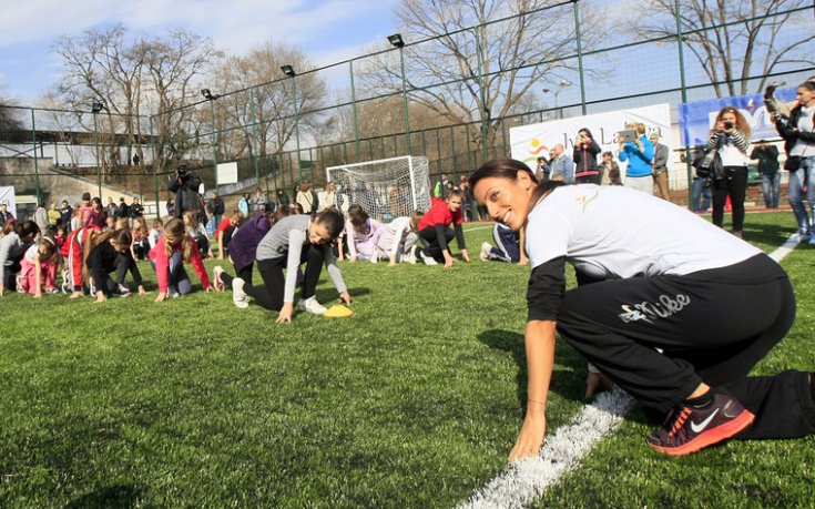 СНИМКИ: Ивет Лалова зарадва стотици деца с открита тренировка
