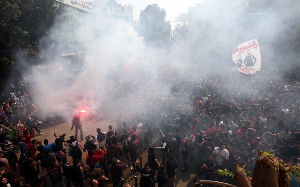 Един футболен фен загина при сблъсъците в Кайро