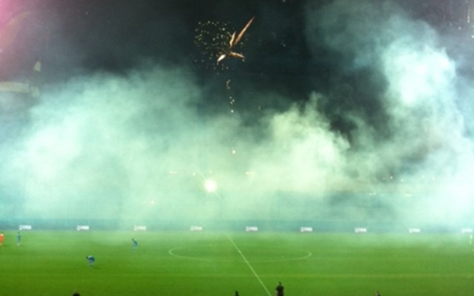 СНИМКИ: Феновете на Левски прекъснаха мача с Литекс за минута