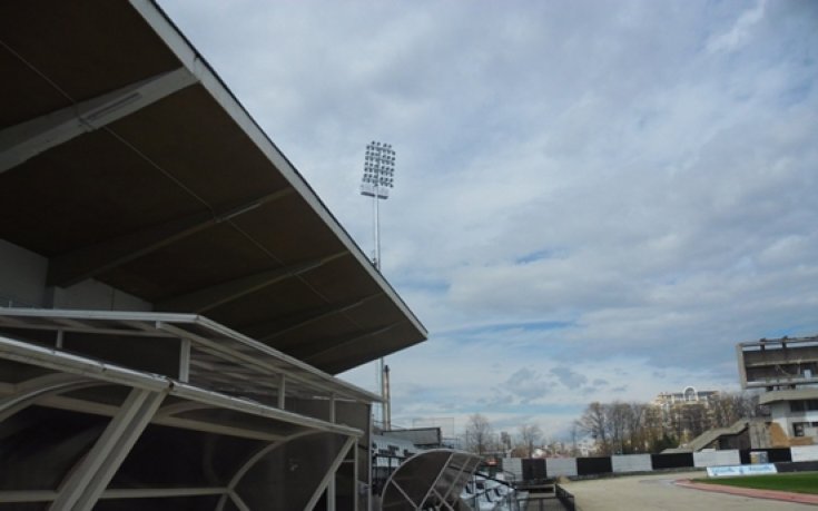 Вдигнаха стълбовете за осветлението на стадион Лаута