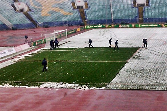 Сняг и студ за националите час преди мача теренът побеля1