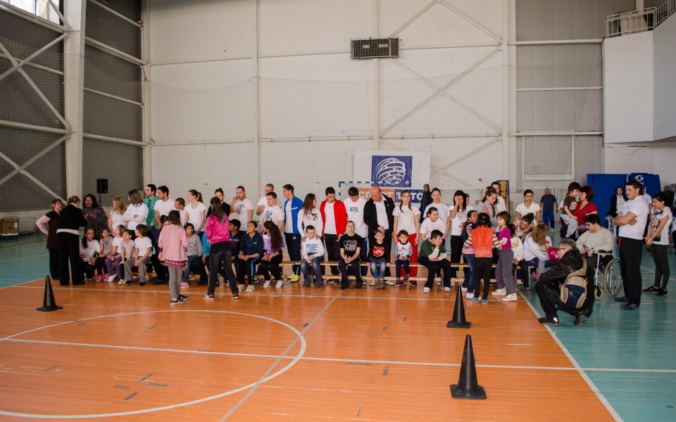 Над 200 студенти от НСА и родни звезди подкрепиха „Лесно е да си добър”