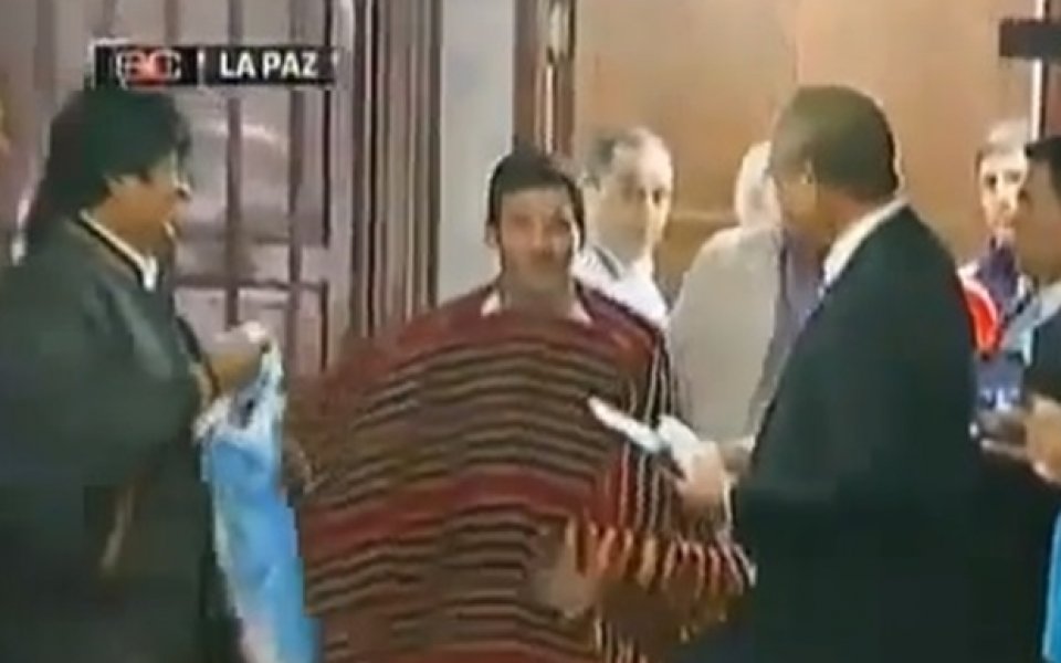 ВИДЕО: Президентът на Боливия подари пончо на Лионел Меси