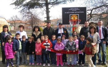 Фенове на Манчестър Юнайтед гостуваха в килифаревската детска градина