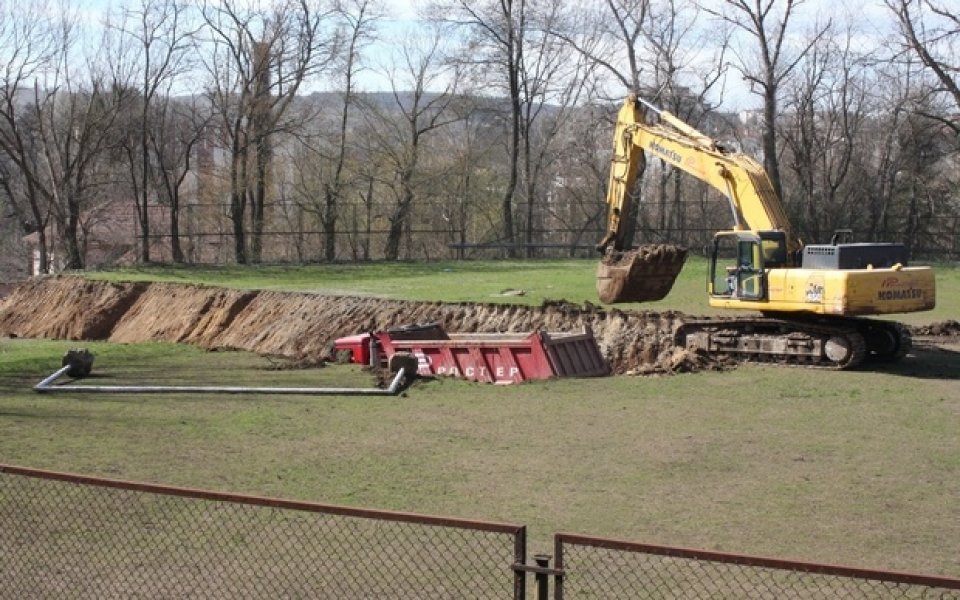 Багер разкопава футболен терен, търсят игрища за децата от школата на Етър
