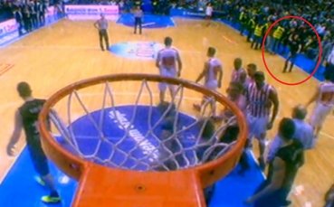 ВИДЕО: Журналист буйства на мач, удари треньор с топка