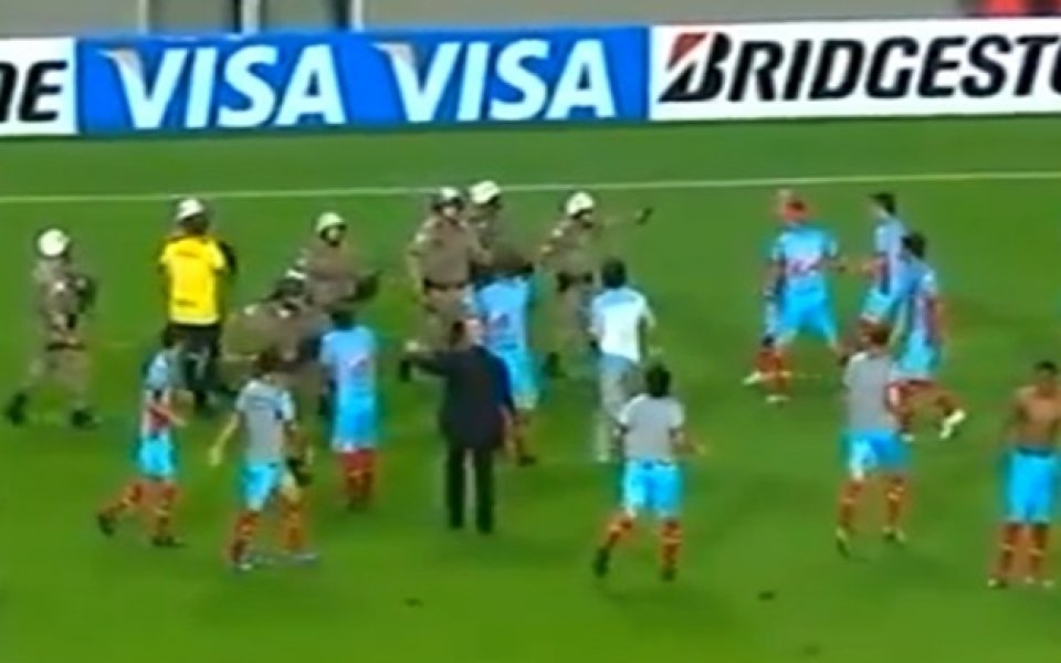 ВИДЕО: Аржентински футболисти се биха с полицаи след мача от Копа Либертадорес