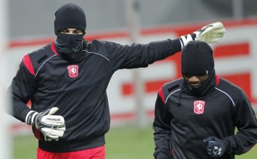 Ники Михайлов ще пази за Твенте, независимо от счупения пръст