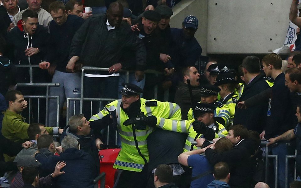 Полицията в Лондон арестува десет фенове на Милуол