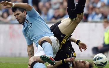 ВИДЕО: Спестиха ли червен картон на Агуеро в дербито с Челси?