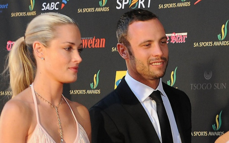 Писториус се забавлява и флиртува с жени, чичо му отрича