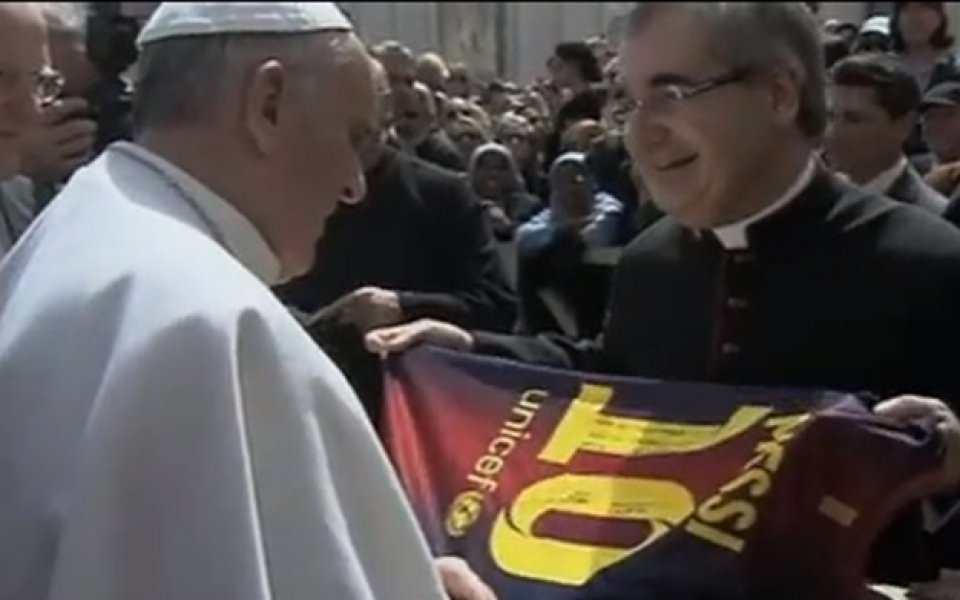 ВИДЕО: Папа Франциск получи подарък от Лионел Меси