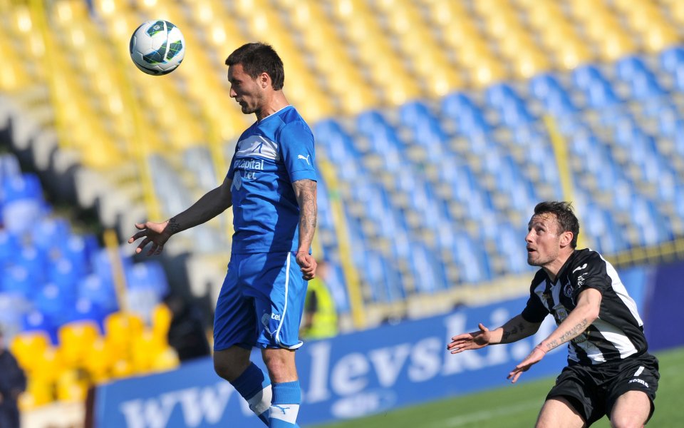 Левски сменя фасона на защитата за мача с Локомотив София