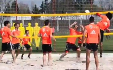 ВИДЕО: Звездите на Байерн играят плажен волейбол