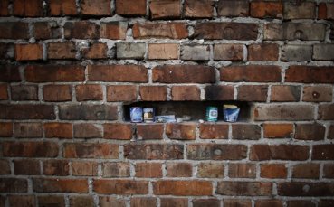 Фенове на Рапид Виена с уникален протест – построиха стена пред клубния офис