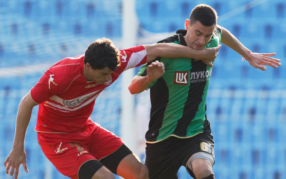 Играч на Нефтохимик на проби в Рединг