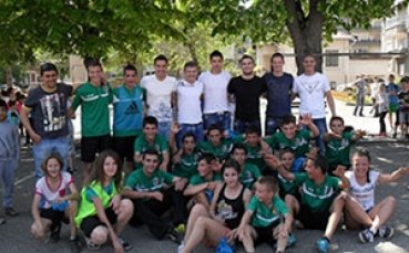 Именикът Георги Миланов подари спортен празник на училище в Ловеч