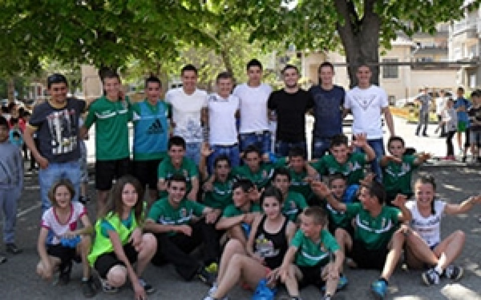 Именикът Георги Миланов подари спортен празник на училище в Ловеч