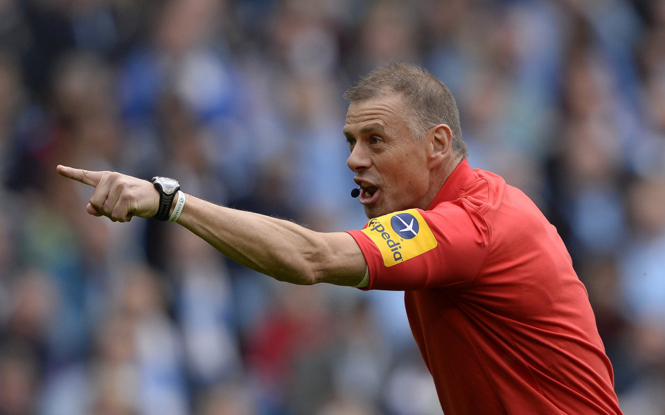 Марк Холси окачи свирката, ръководи последния си мач