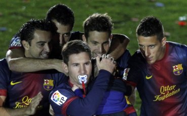 СНИМКИ: Меси взе биберона на сина си