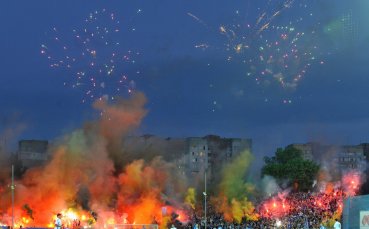 ВИДЕО и СНИМКИ: Португалският „А Бола“: Феновете на Левски запалиха стадиона, буквално!