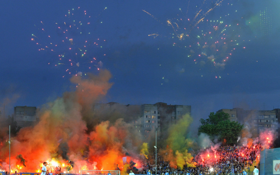 ВИДЕО и СНИМКИ: Португалският „А Бола“: Феновете на Левски запалиха стадиона, буквално!