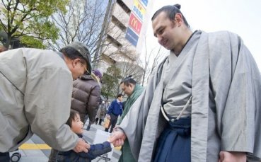 Котоошу и Аоияма със загуби в 13-ия ден