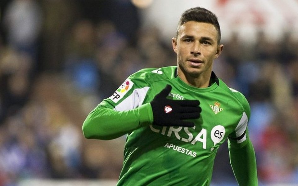 Закопчаха звезда на Бетис на тренировка, пребил бившо гадже