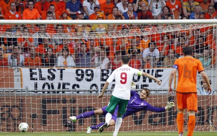 В Русия: Астън Вила иска и Ивелин Попов