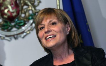 Министър Георгиева първо се запознава с волейбола