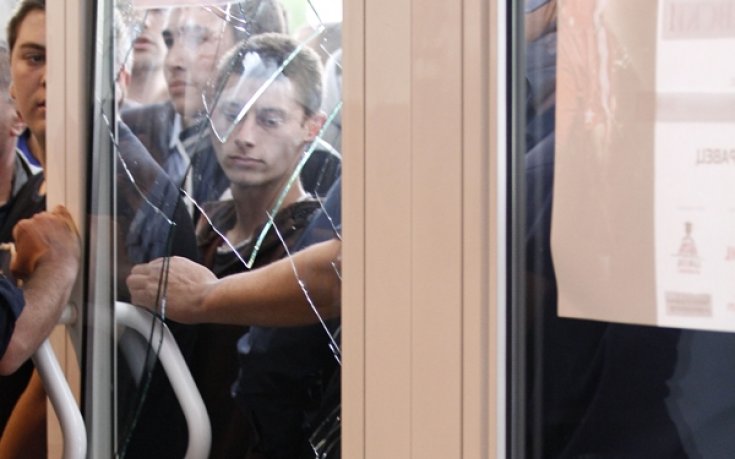 Напрежение и счупени стъкла преди Лукойл - Левски