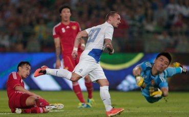 Ван Гаал насърчи Снайдер да отива в Челси