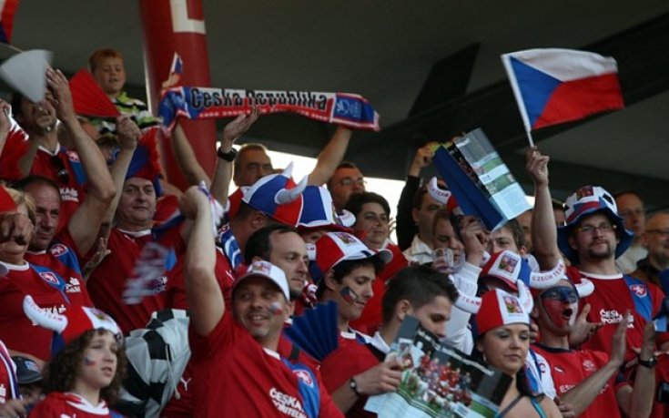 Пиян фен наби боса на Футболната федерация на Чехия