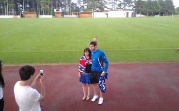 СНИМКИ: Фенка подари шал на Цецо Генков