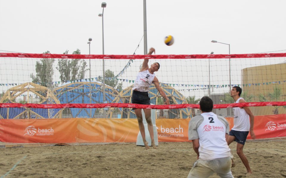 Надежди на плажния волейбол триумфираха след дъждовно шоу
