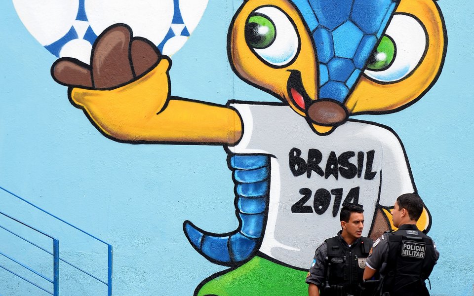 Спират мачове от Световното, ако усетят сълзотворен газ