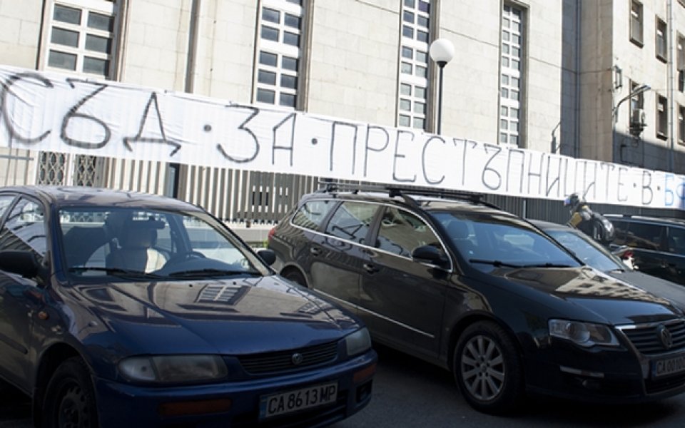 СНИМКИ: Феновете на ЦСКА опънаха транспарант пред съда