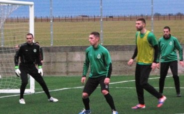 Двама вратари започнаха тренировки с Нефтохимик