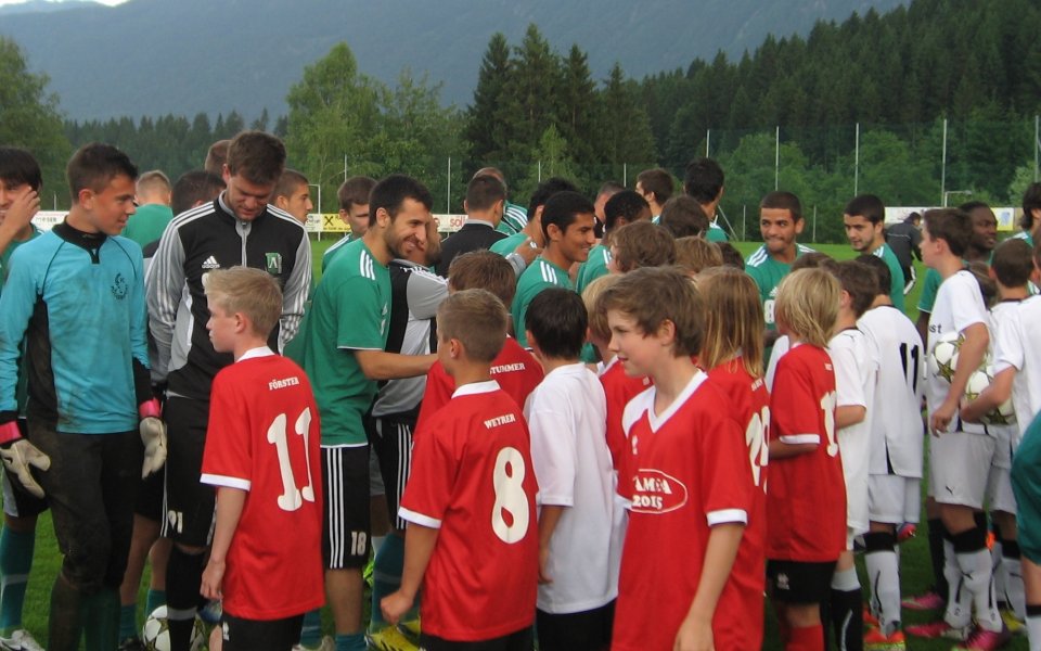 СНИМКИ: Австрийски хлапета нападнаха шампиона на България